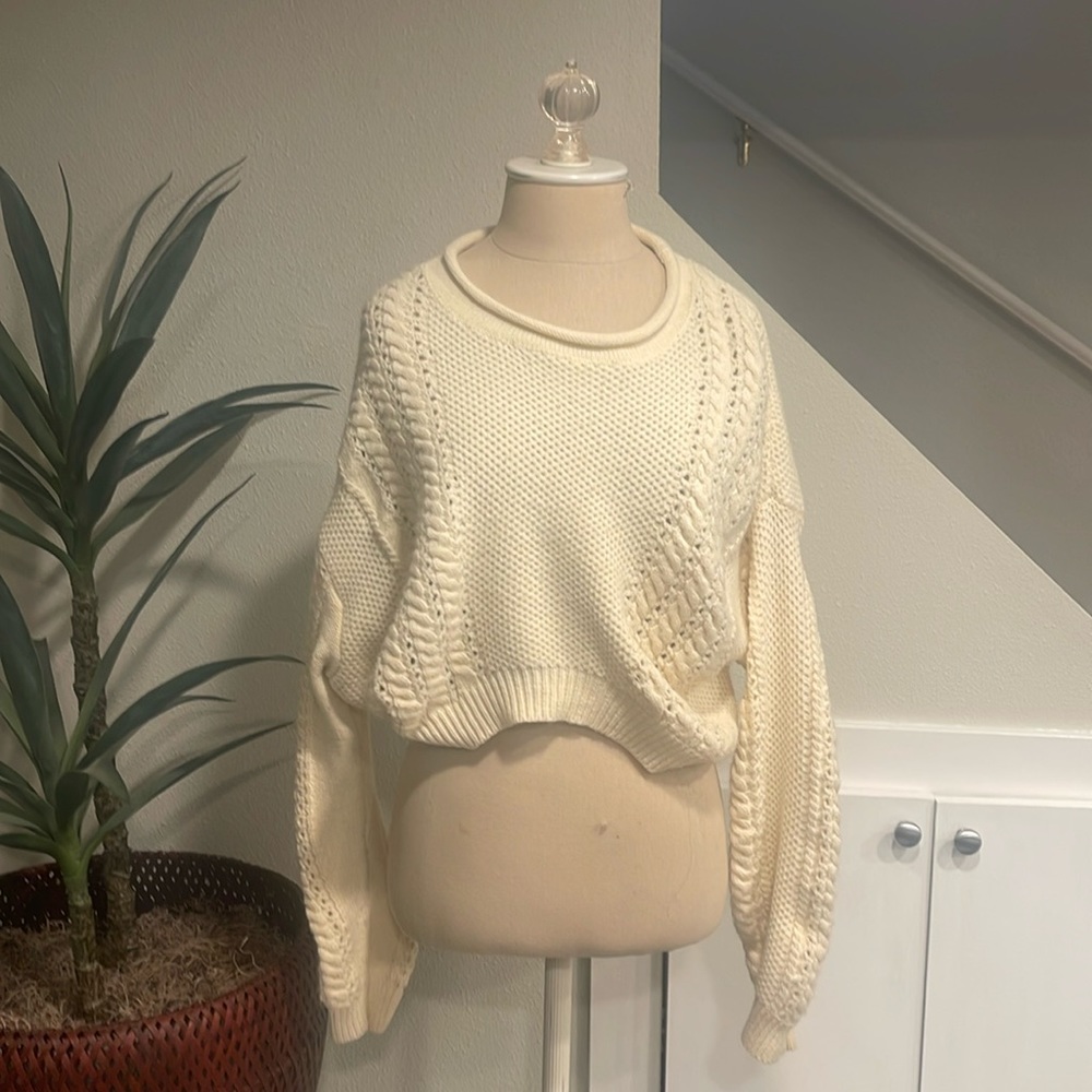 Sweater eggshell color semi crop